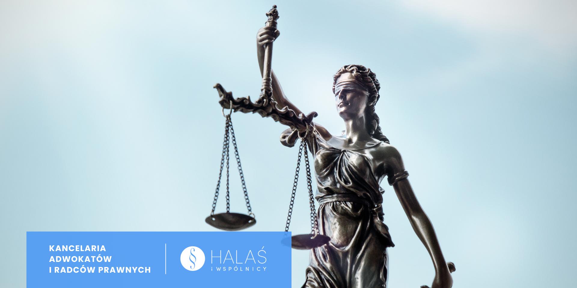 Statua Temidy z wagą w dłoni na tle nieba — symbol sprawiedliwości.