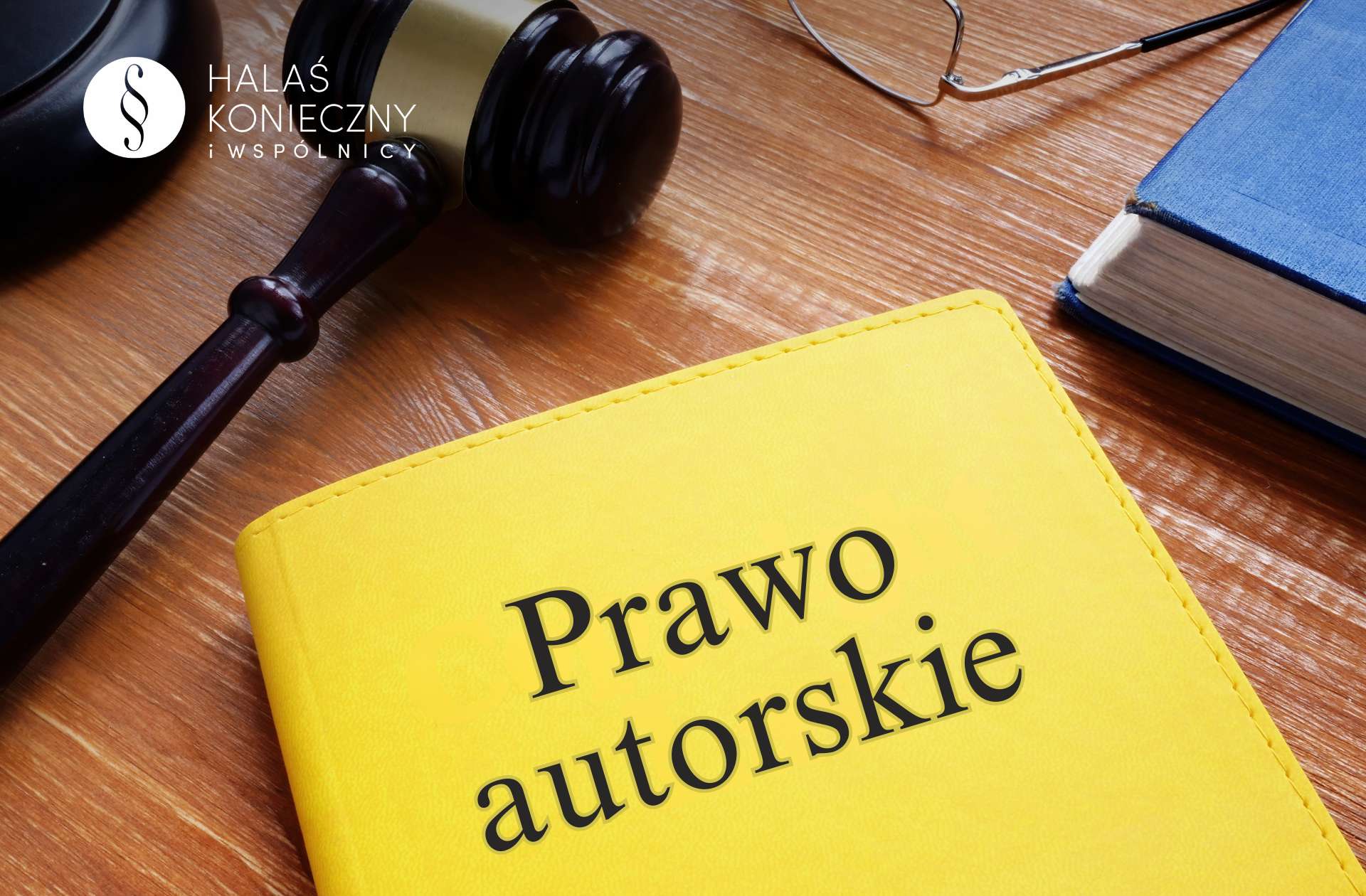 czym-jest-prawo-autorskie Młotek sędziowski obok żółtej teczki z napisem "Prawo autorskie"