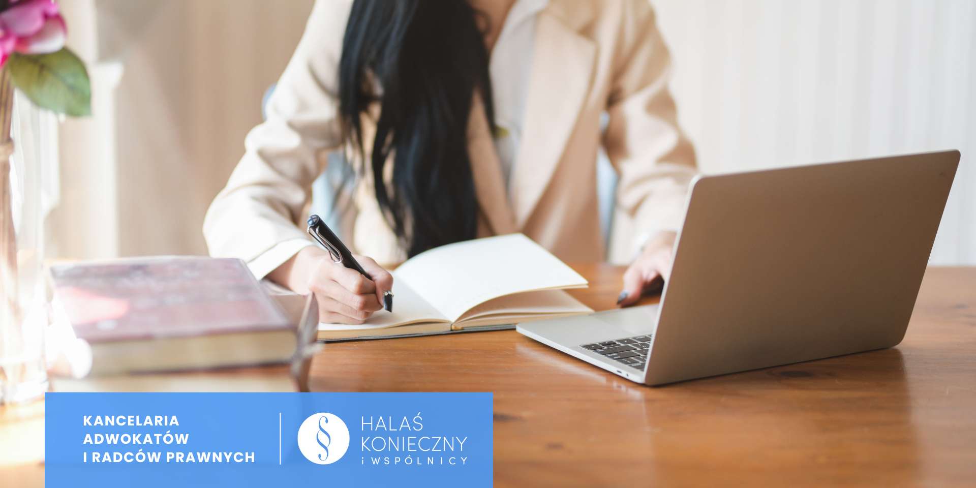 czym-jest-prawo-autorskiee (2) Kobieta przy biurku z laptopem i notesem