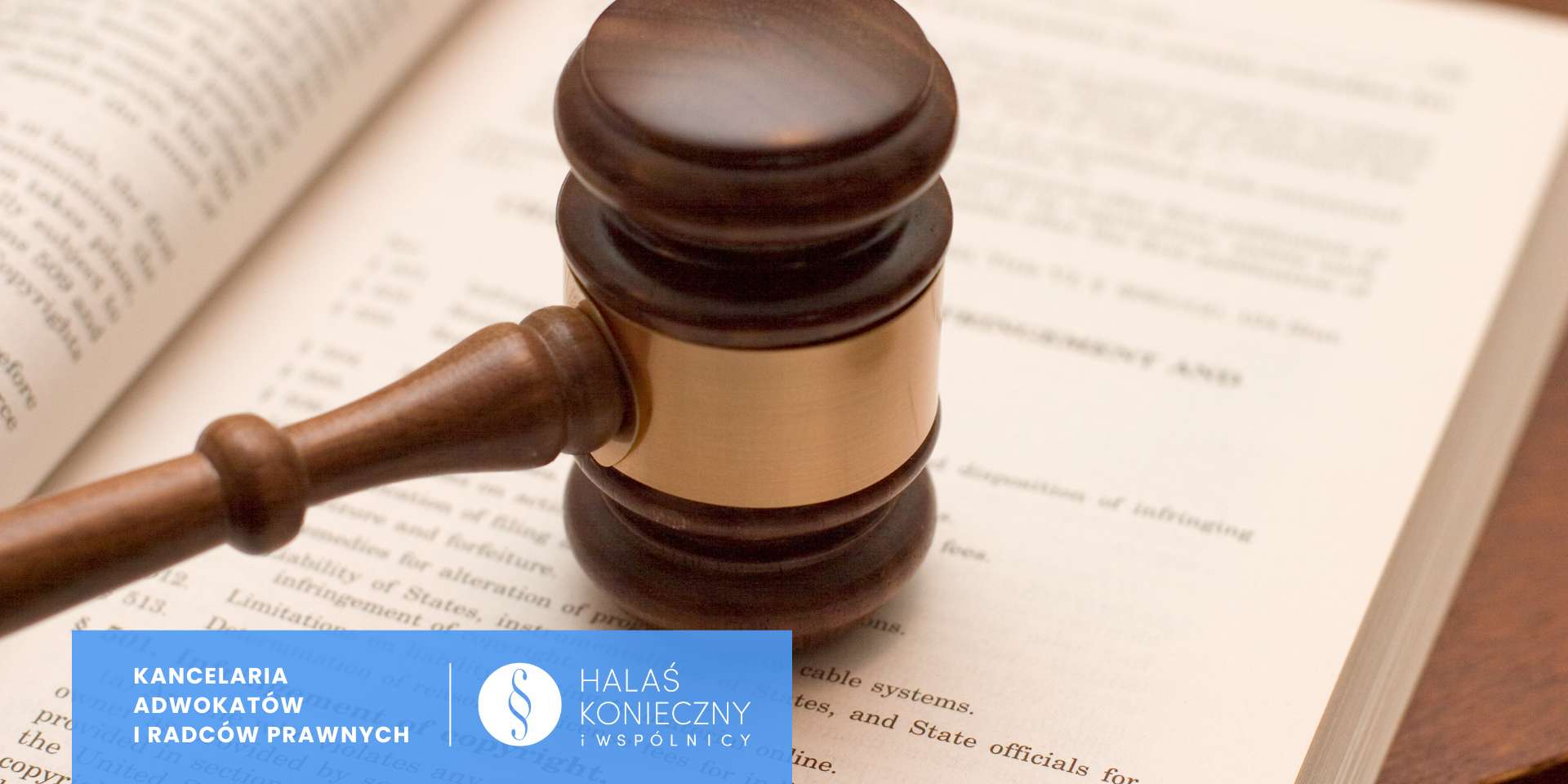 czym-jest-prawo-autorskiee Młotek sędziowski na kodeksie prawnym