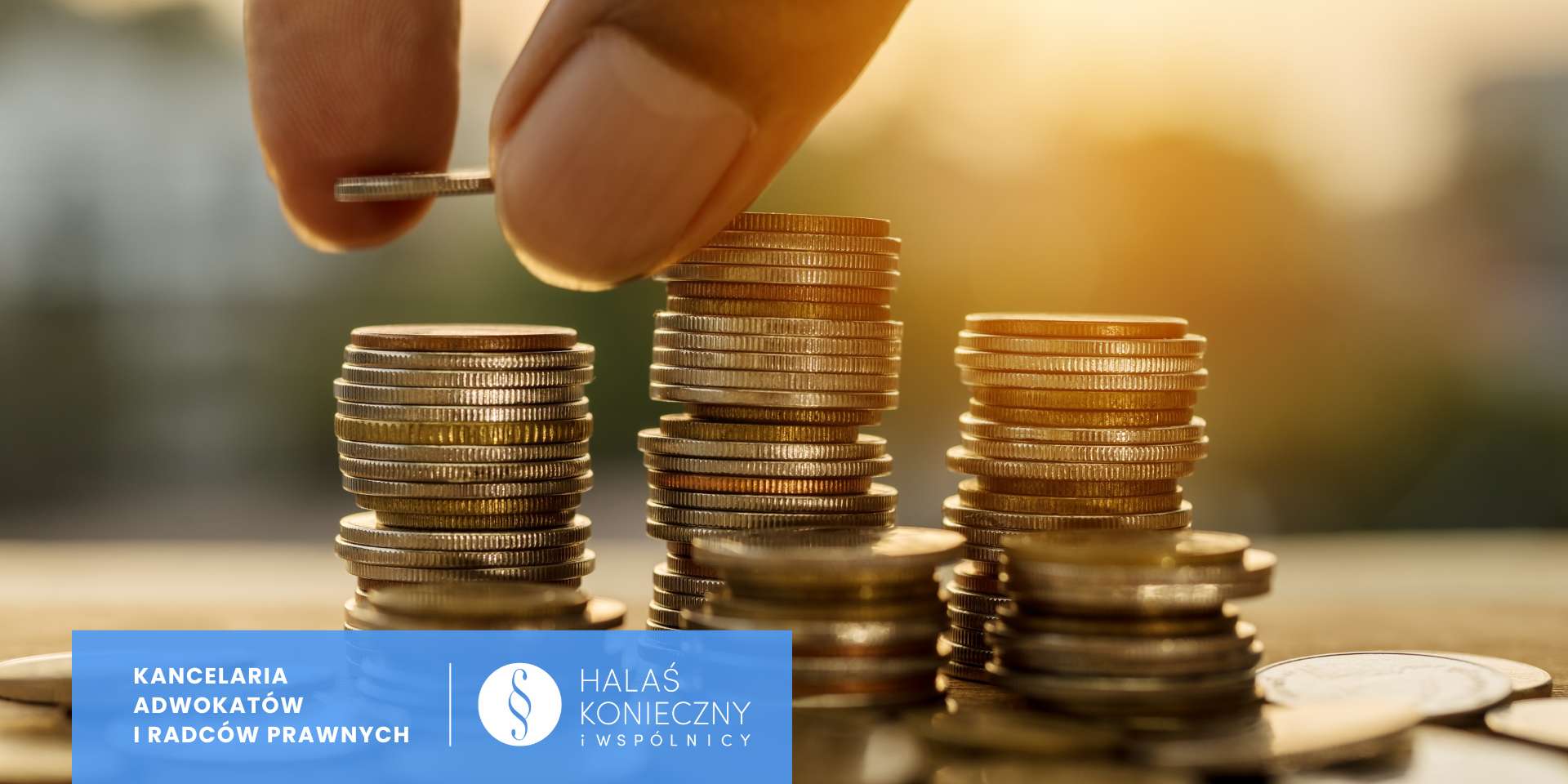 Dłoń odkładająca monetę na kupkę monet