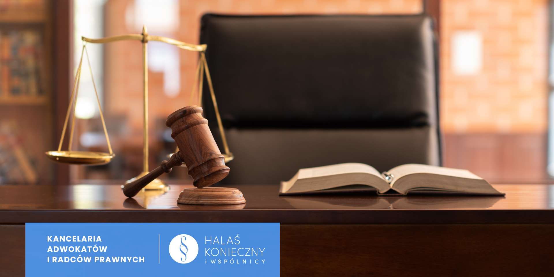 Biurko w kancelarii, młotek sędziowski i waga