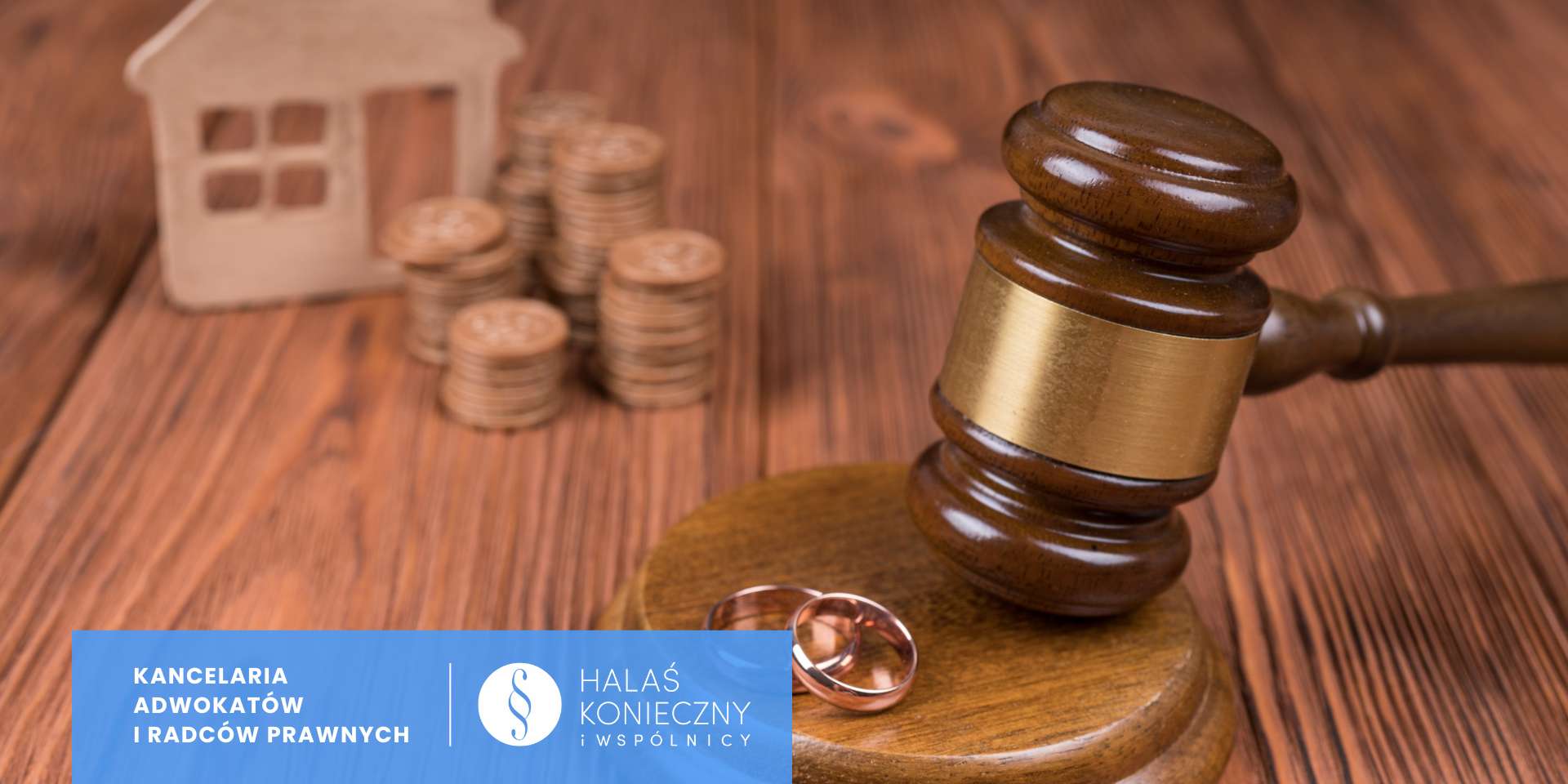 adwokatrodzinny (3) Młotek sędziowski, obrączki i makieta rodziny