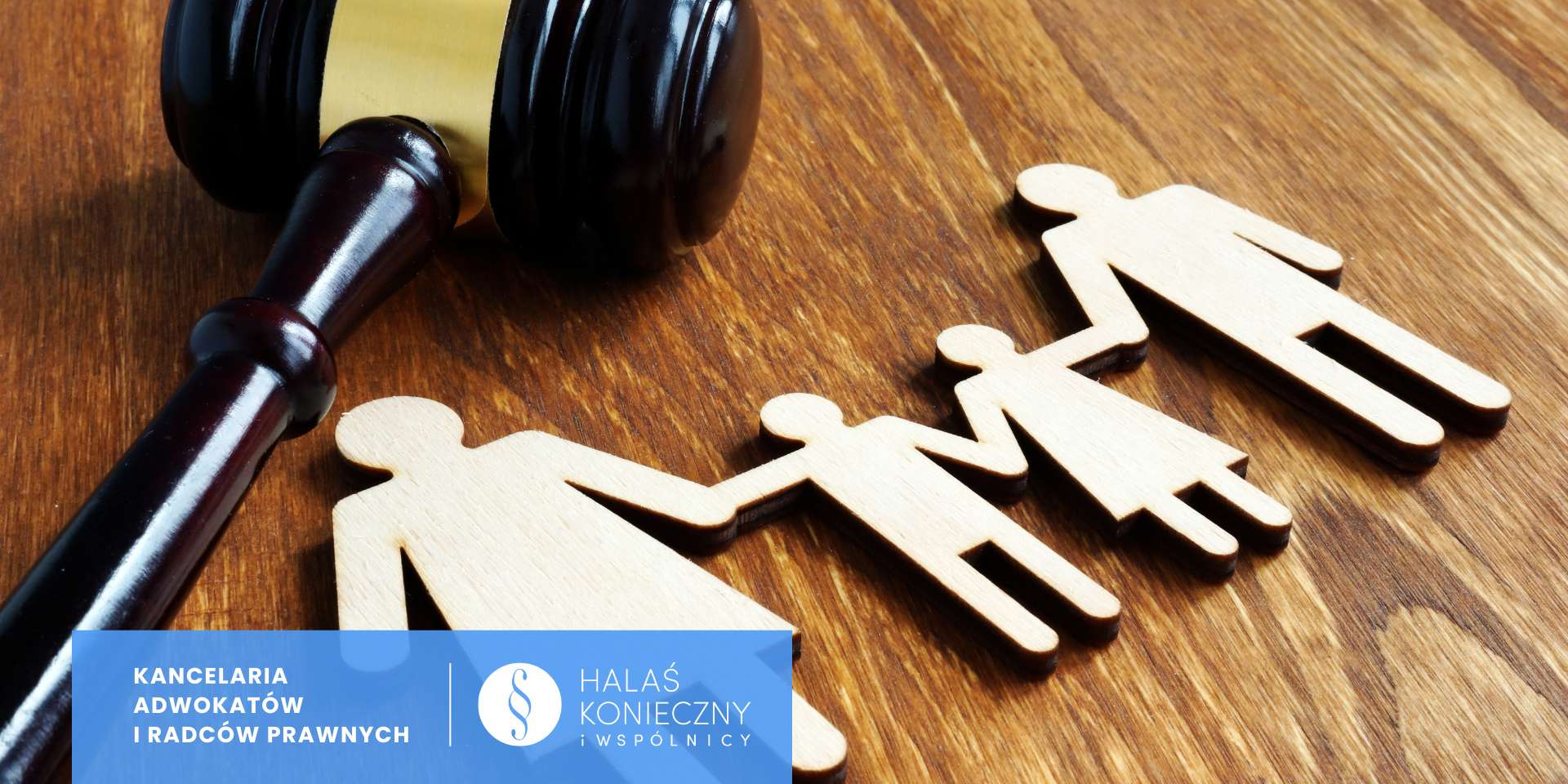 adwokatrodzinny Drewniane figurki symbolizujące rodzinę oraz młotek sędziowski