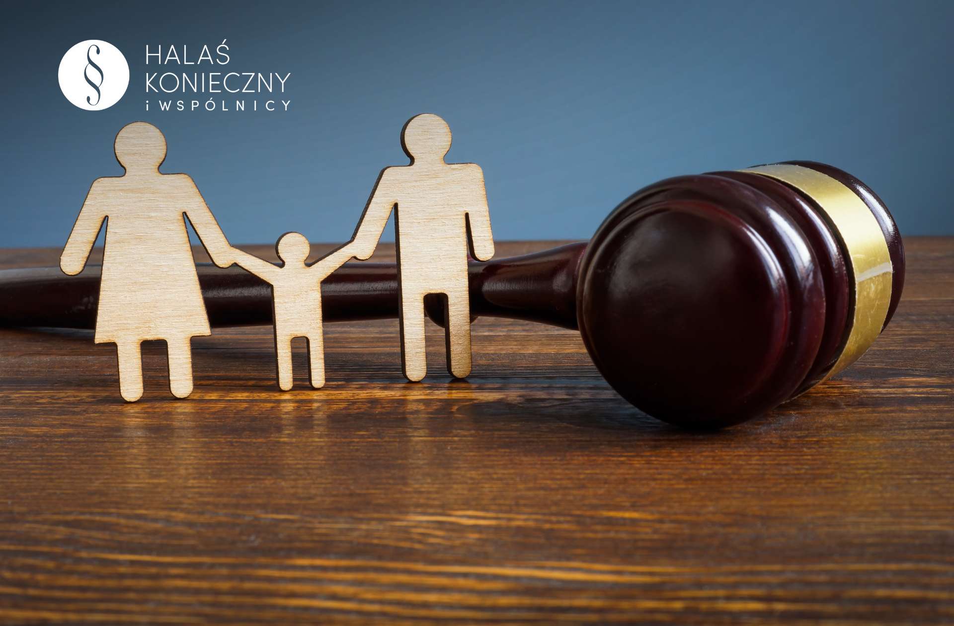 adwokatrodzinny1 Drewniane figurki symbolizujące rodzinę oraz młotek sędziowski
