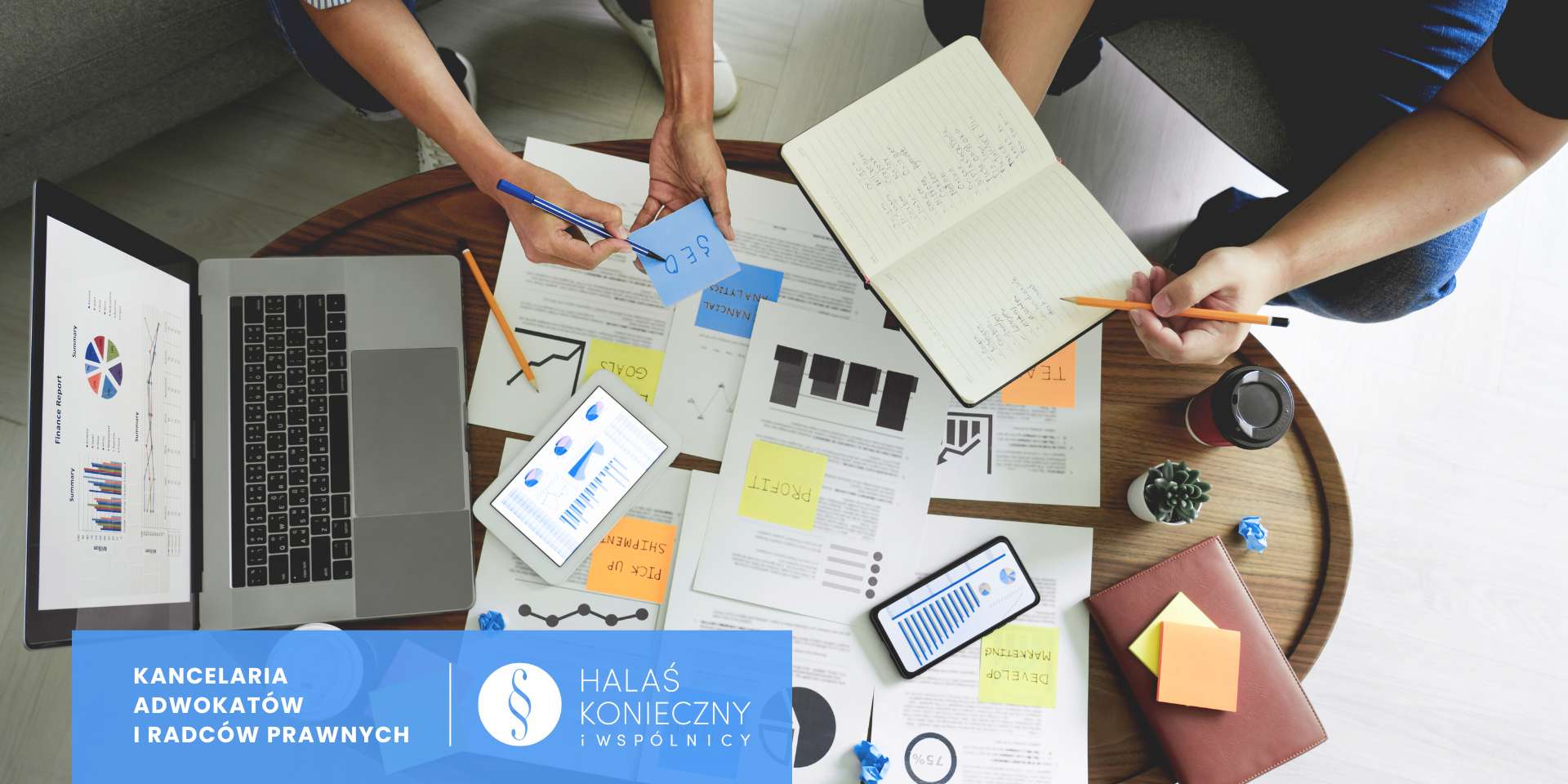 jdgczyspzoo (3) Rzut z góry na biurko pełne dokumentów, wykresów