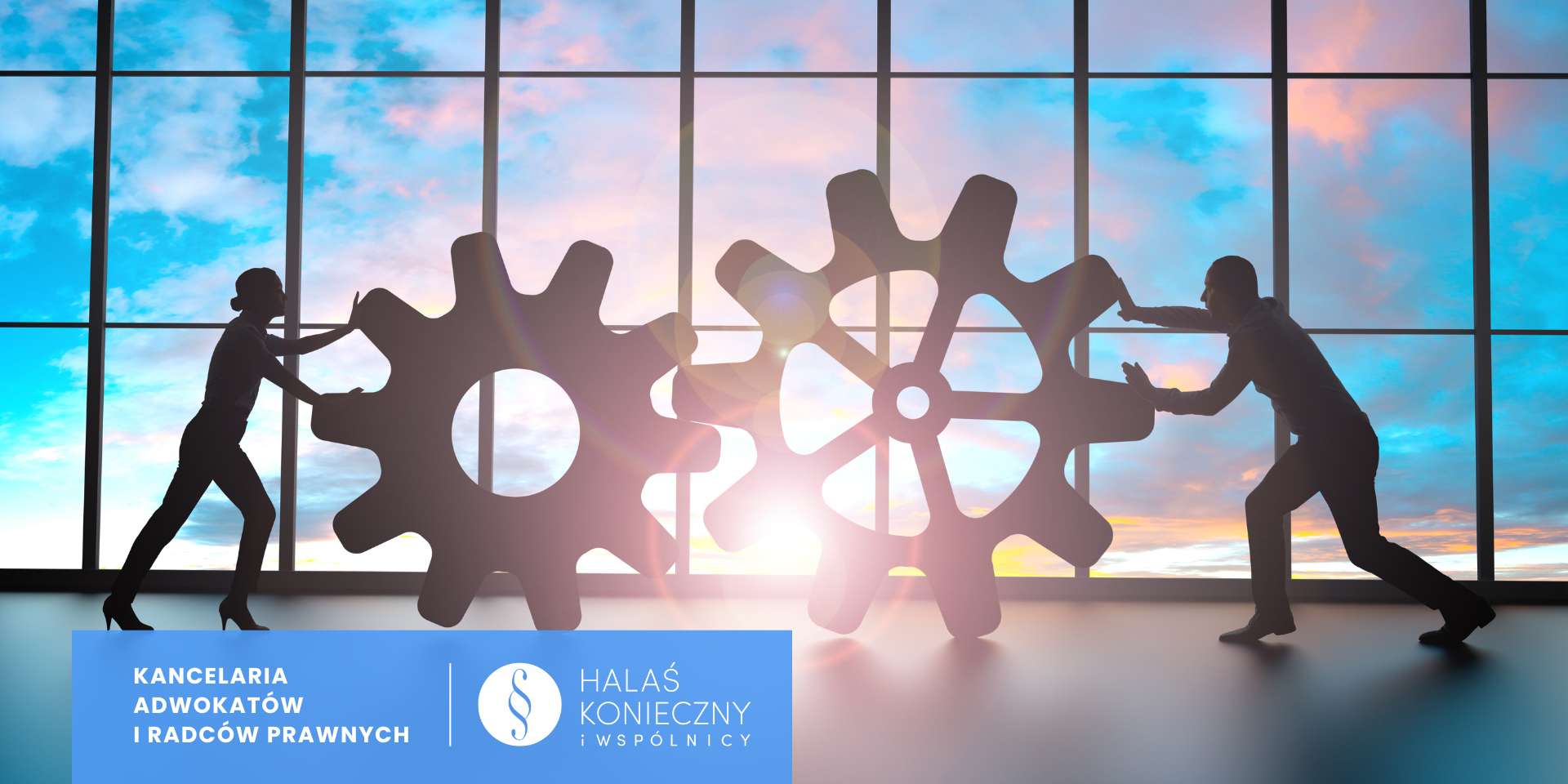 jdgczyspzoo-wspolnicy (3) Dwie osoby trzymające ogromne koła zębate - symbol współpracy