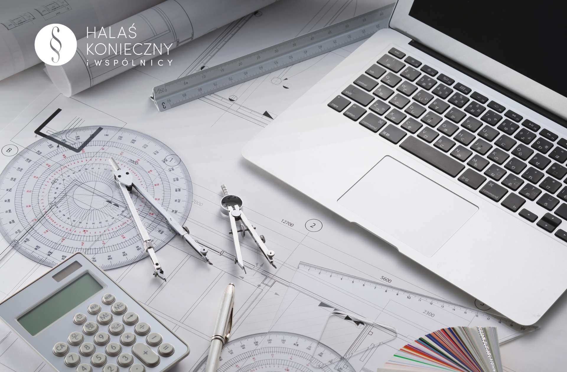 zawyzonymetrazmieszkaniaroszczenie Plany mieszkania, narzędzia pomiarowe, laptop