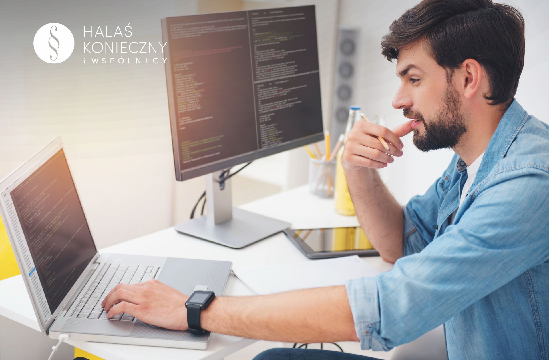 programista w trakcie pracy