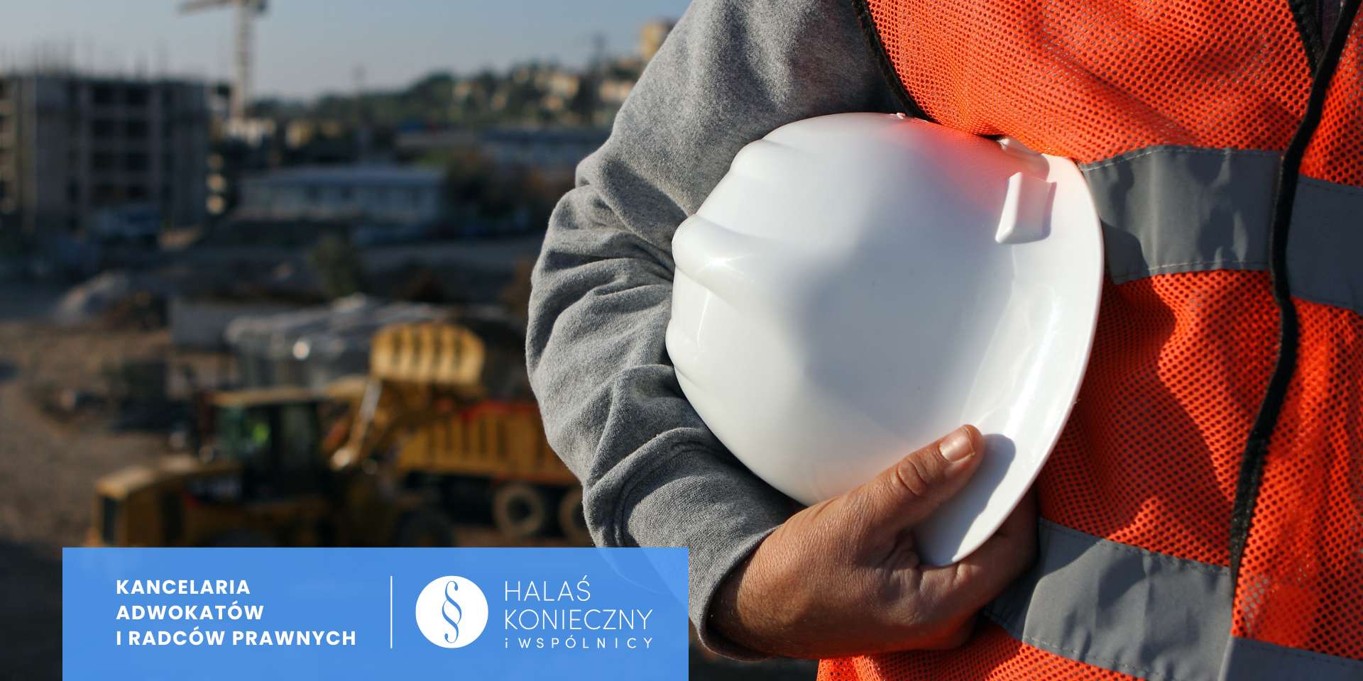 Budowlaniec w kamizelce trzymający kask ochronny pod pachą