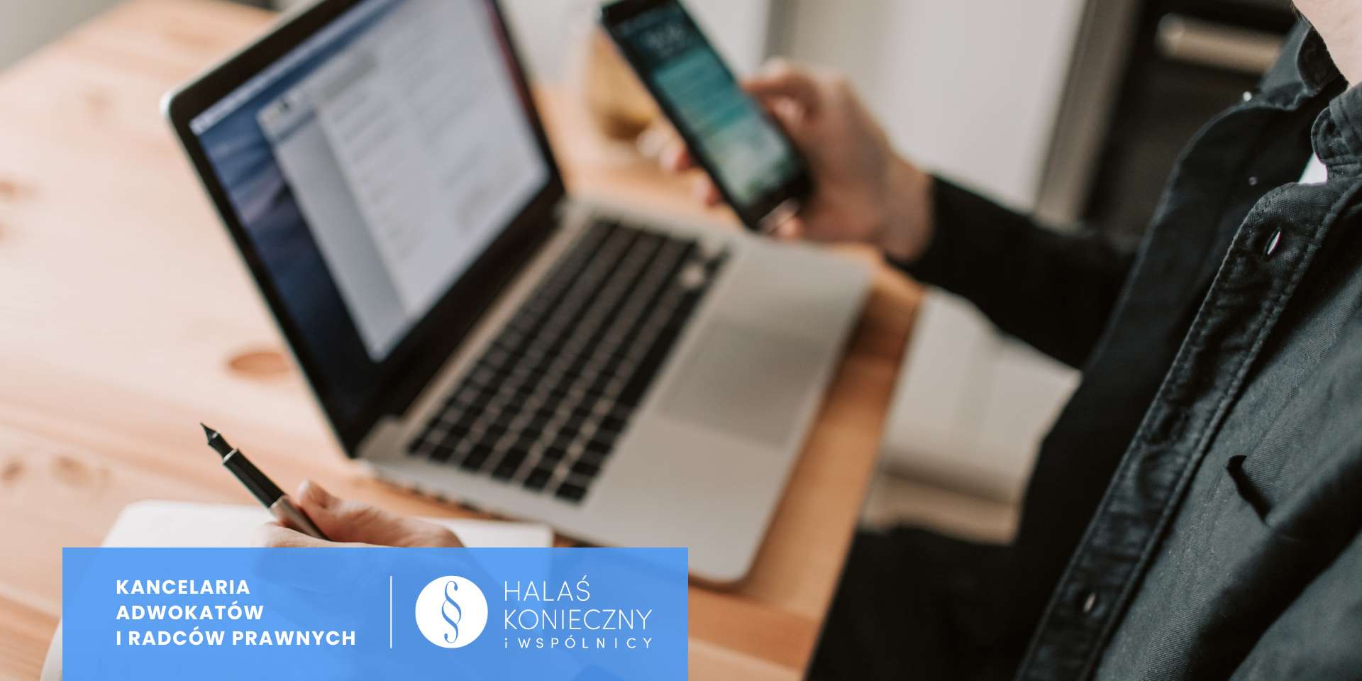 Osoba korzystająca z laptopa oraz telefonu, biznes