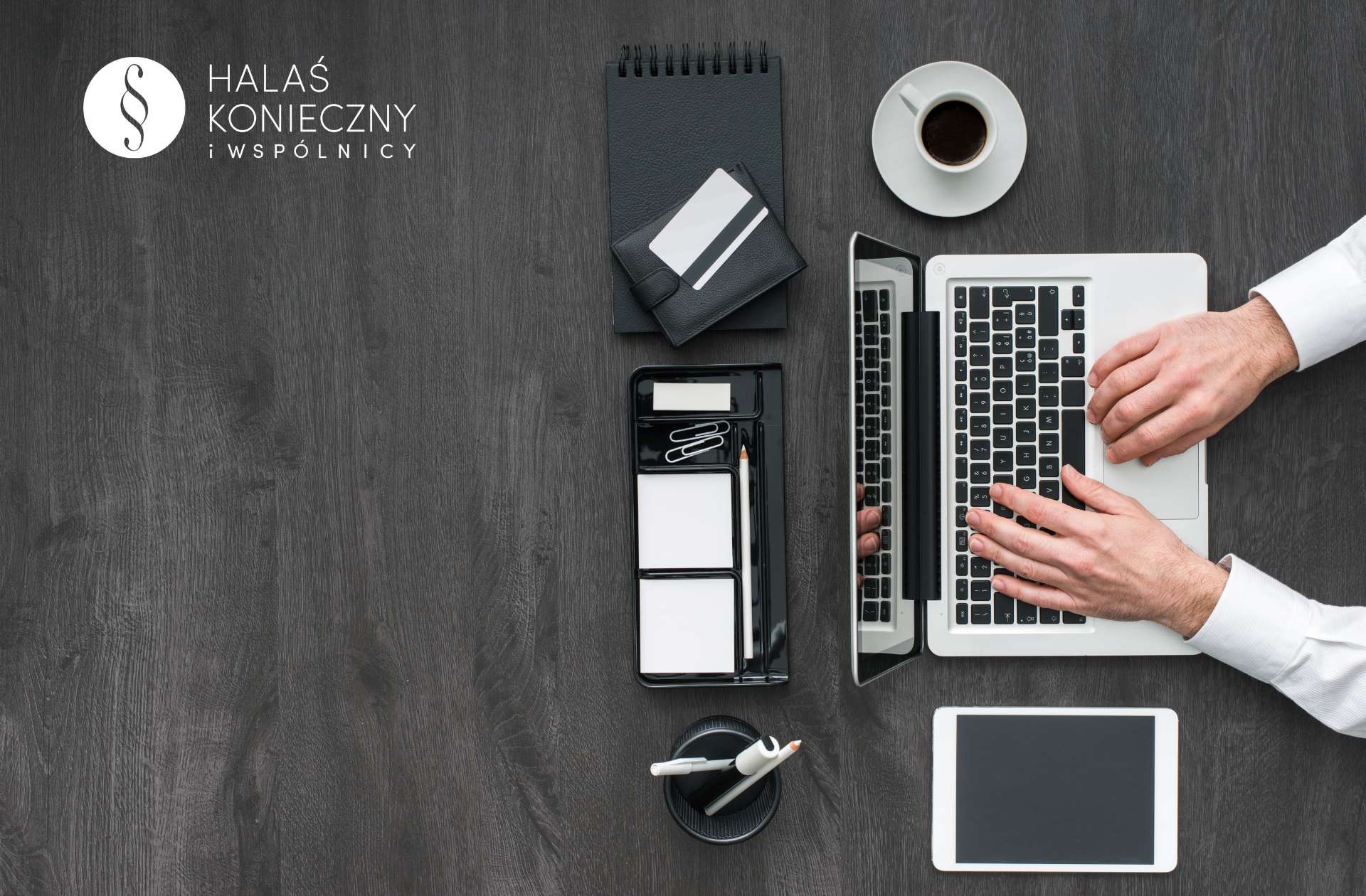 Osoba korzystająca z laptopa oraz telefonu, biznes