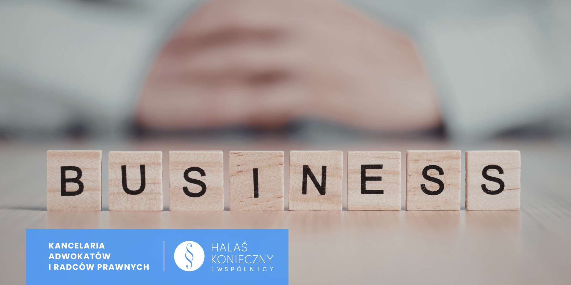 Drewniane klocki z napisem Biznes