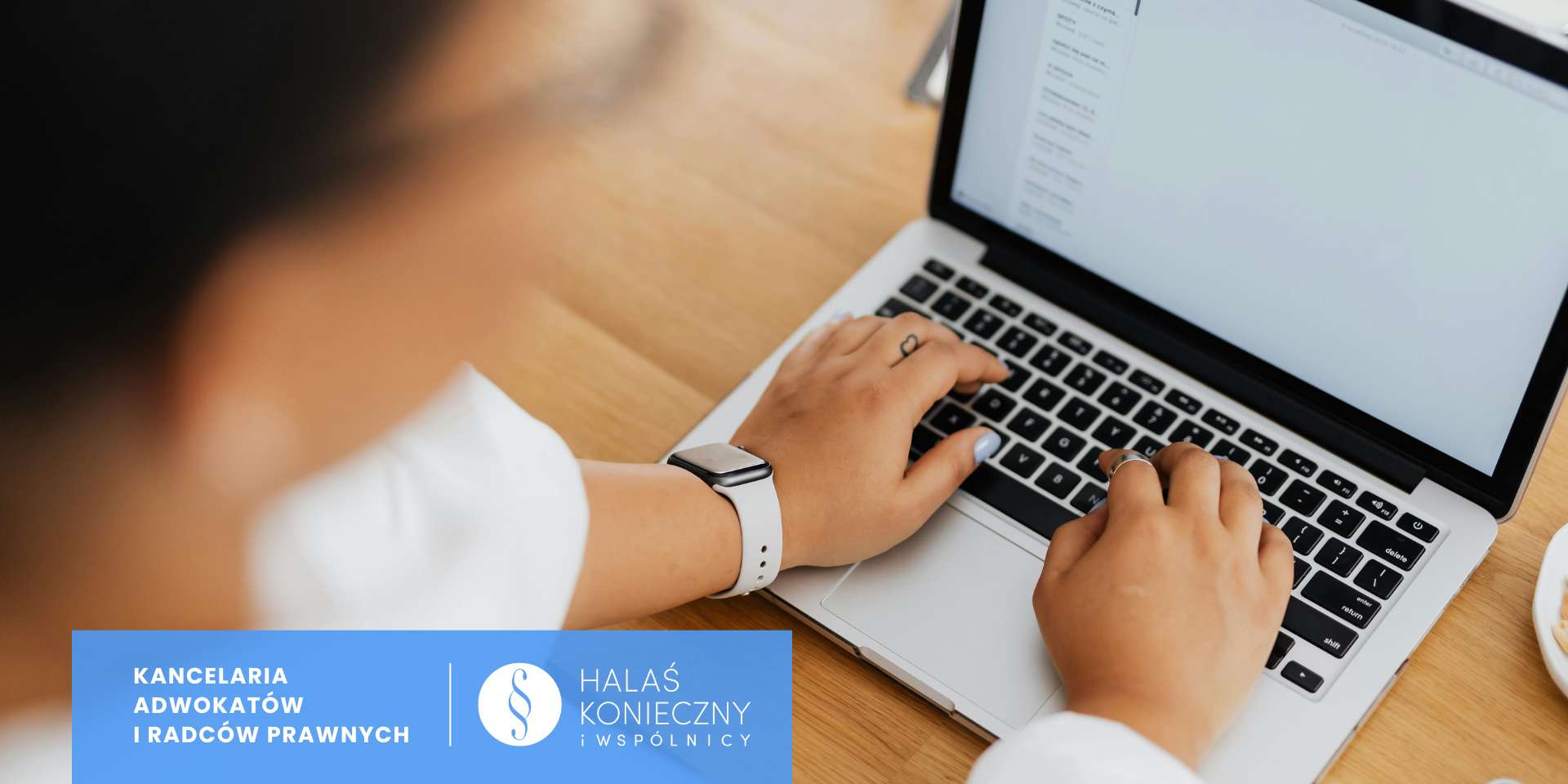 Osoba korzystająca z laptopa, biznes