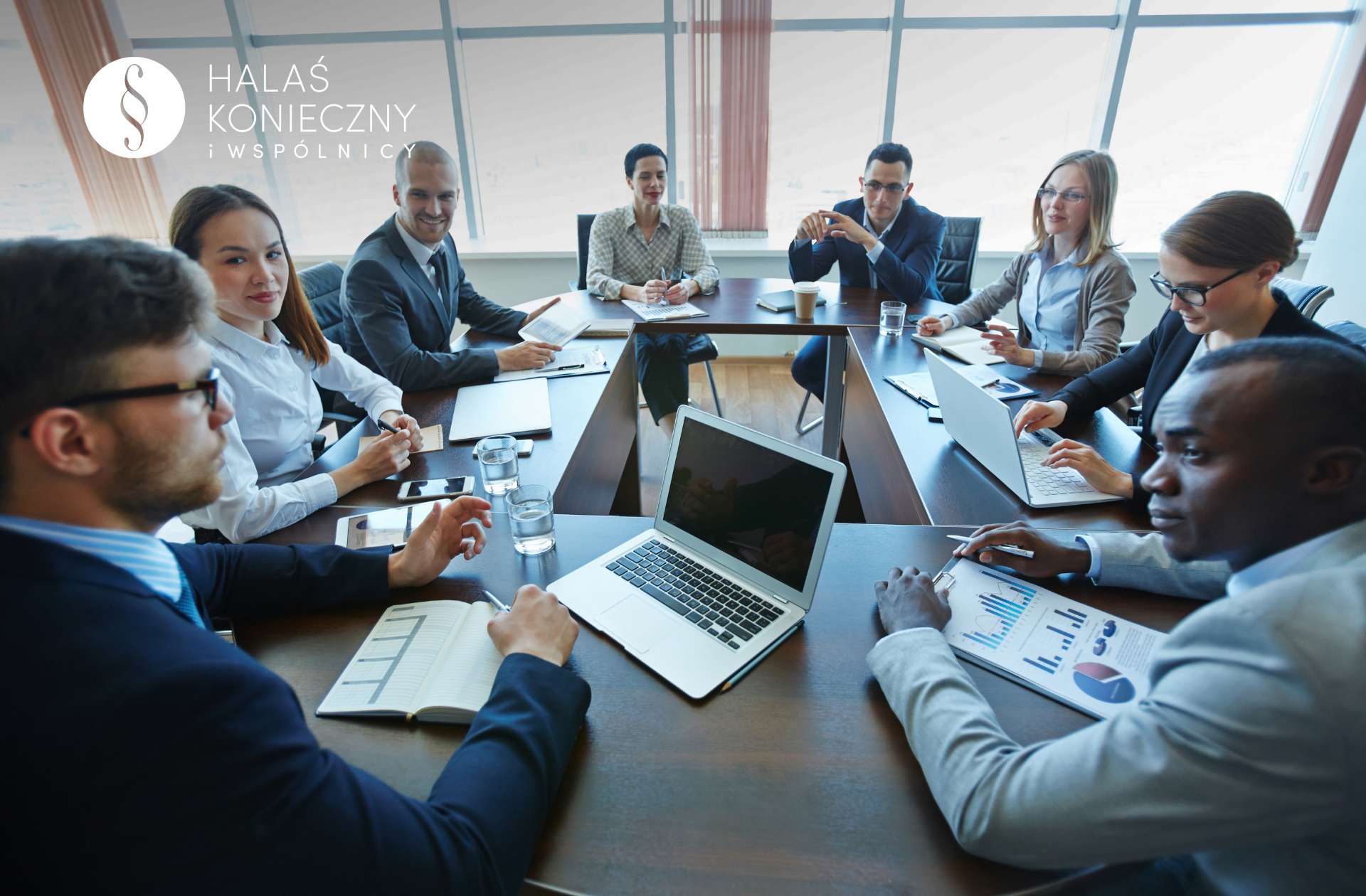 Spotkanie w korporacji, zarząd firmy, każda osoba korzysta z laptopa