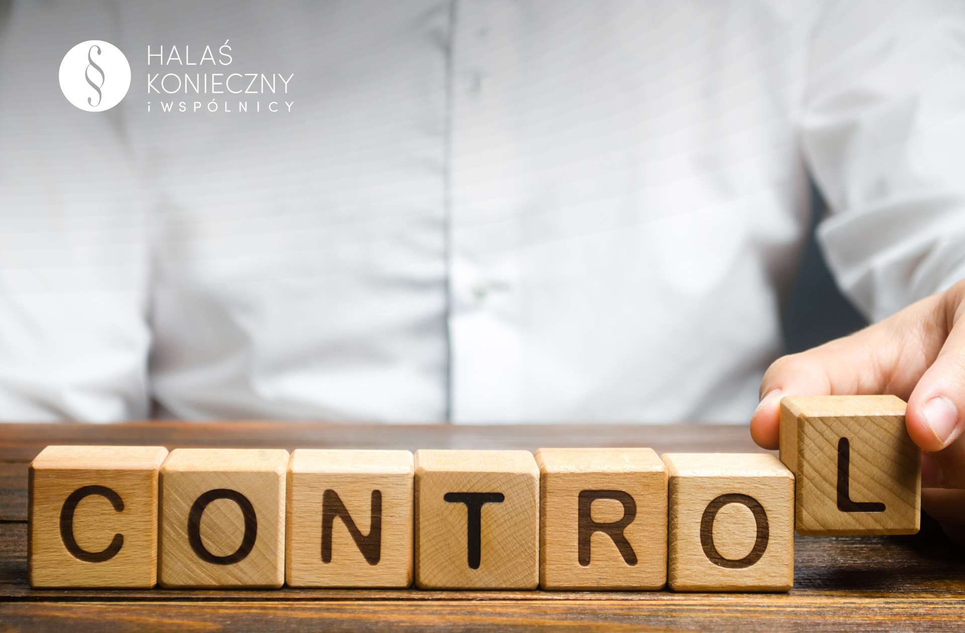 Drewniane klocki z napisem "Control" - kontrola