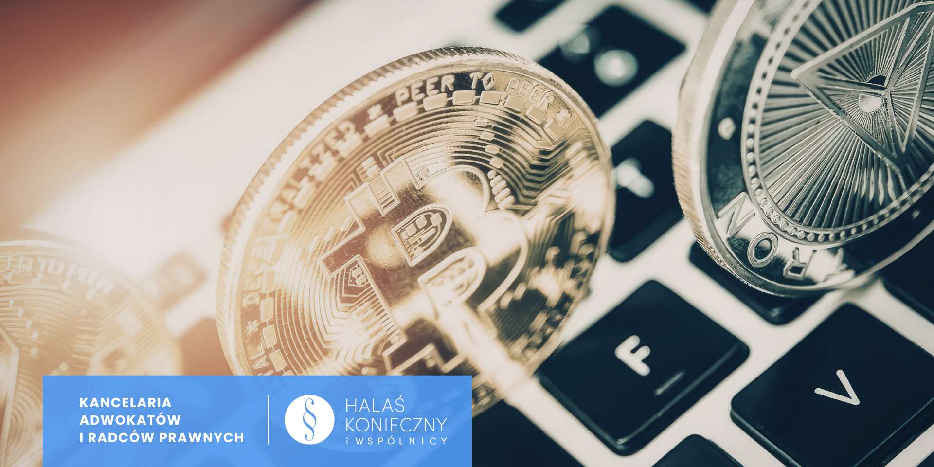 Gold coins resting on a keyboard with a blue banner for a law firm: Kancelaria Adwokatów i Radców Prawnych, Halás Konieczny i Wspólnicy