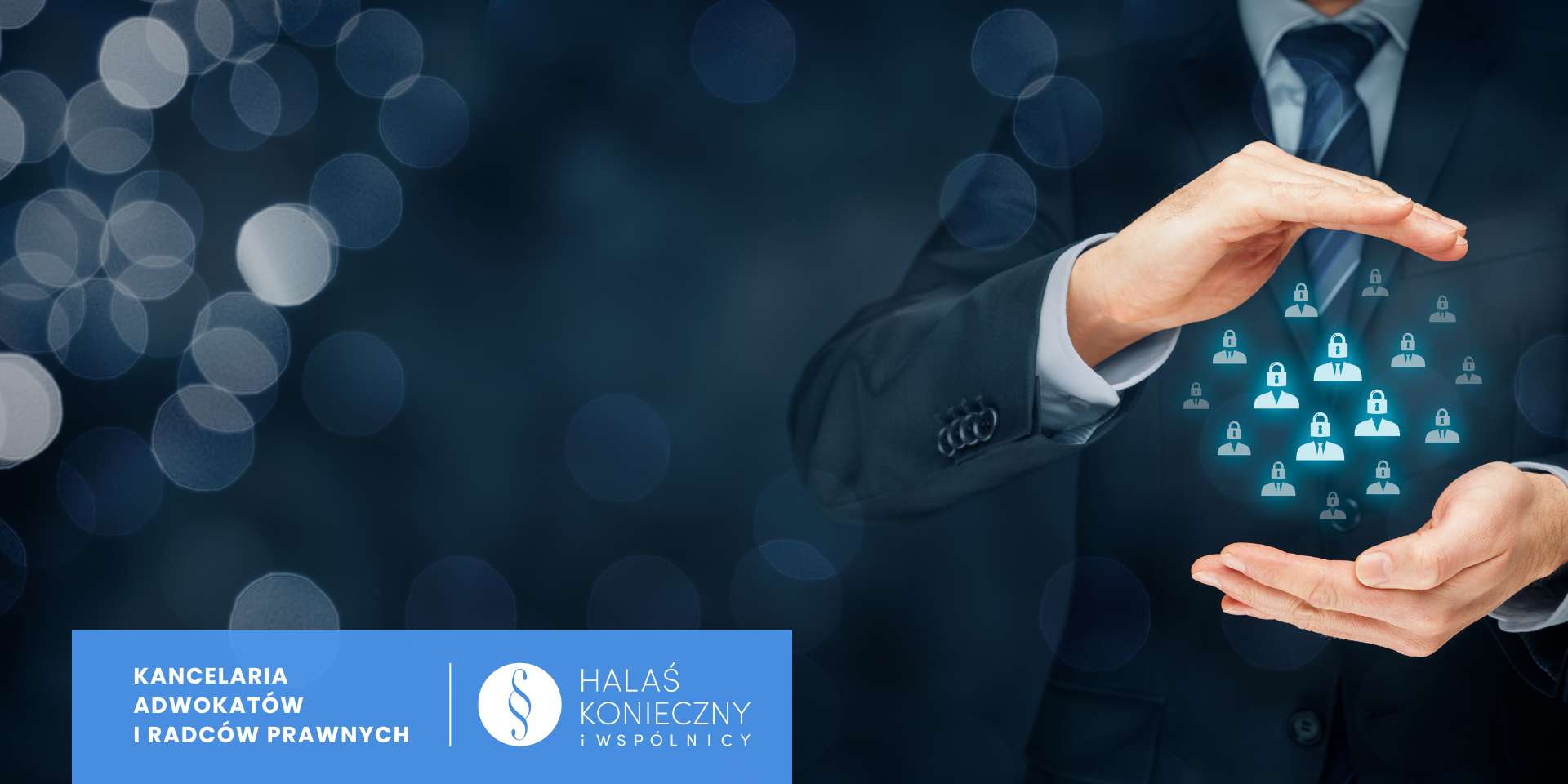 Mężczyzna w garniturze, hologramy kłódek symbolizujące RODO