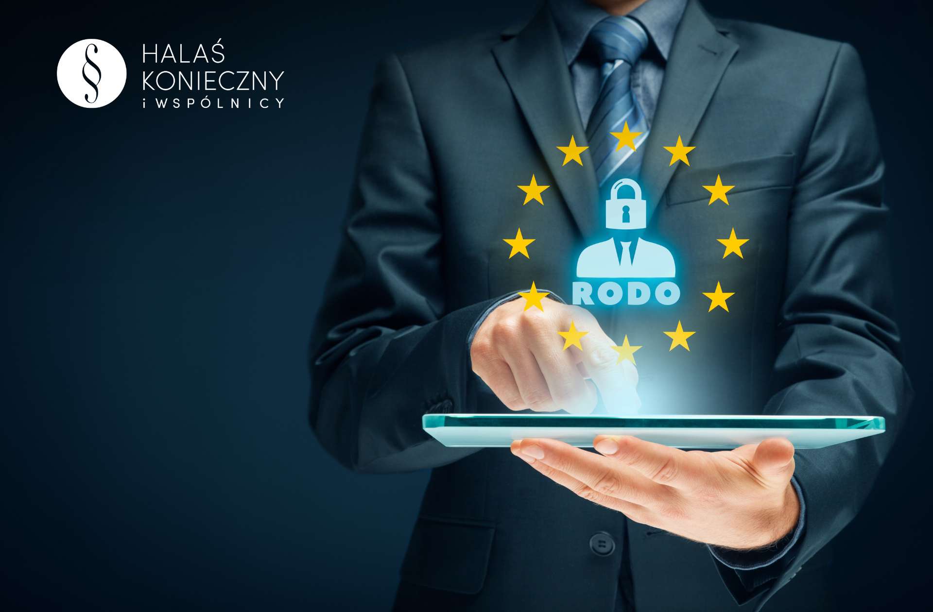 Mężczyzna w garniturze, hologramy kłódek symbolizujące RODO