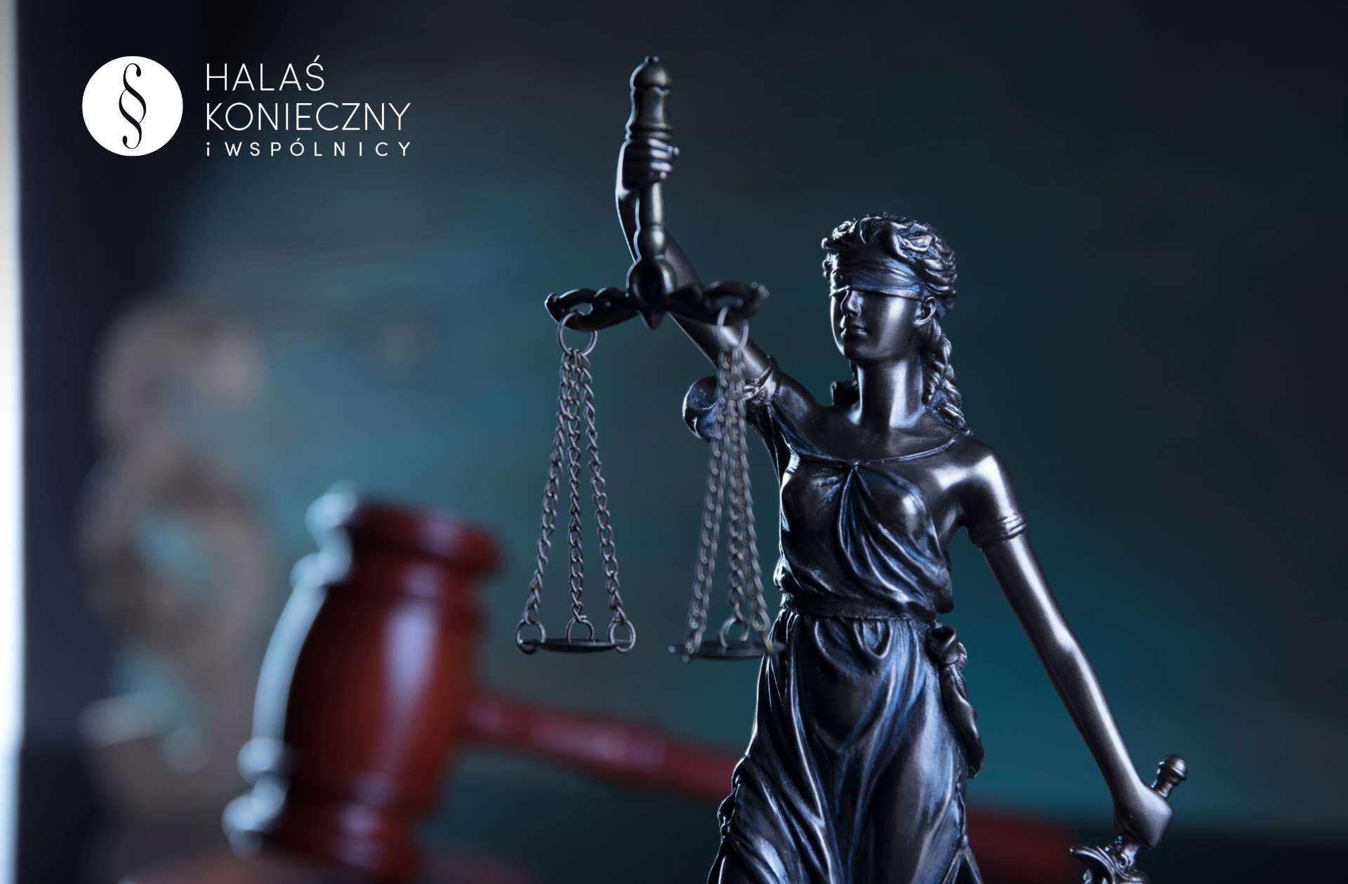 Temida na tle młotka sędziowskiego