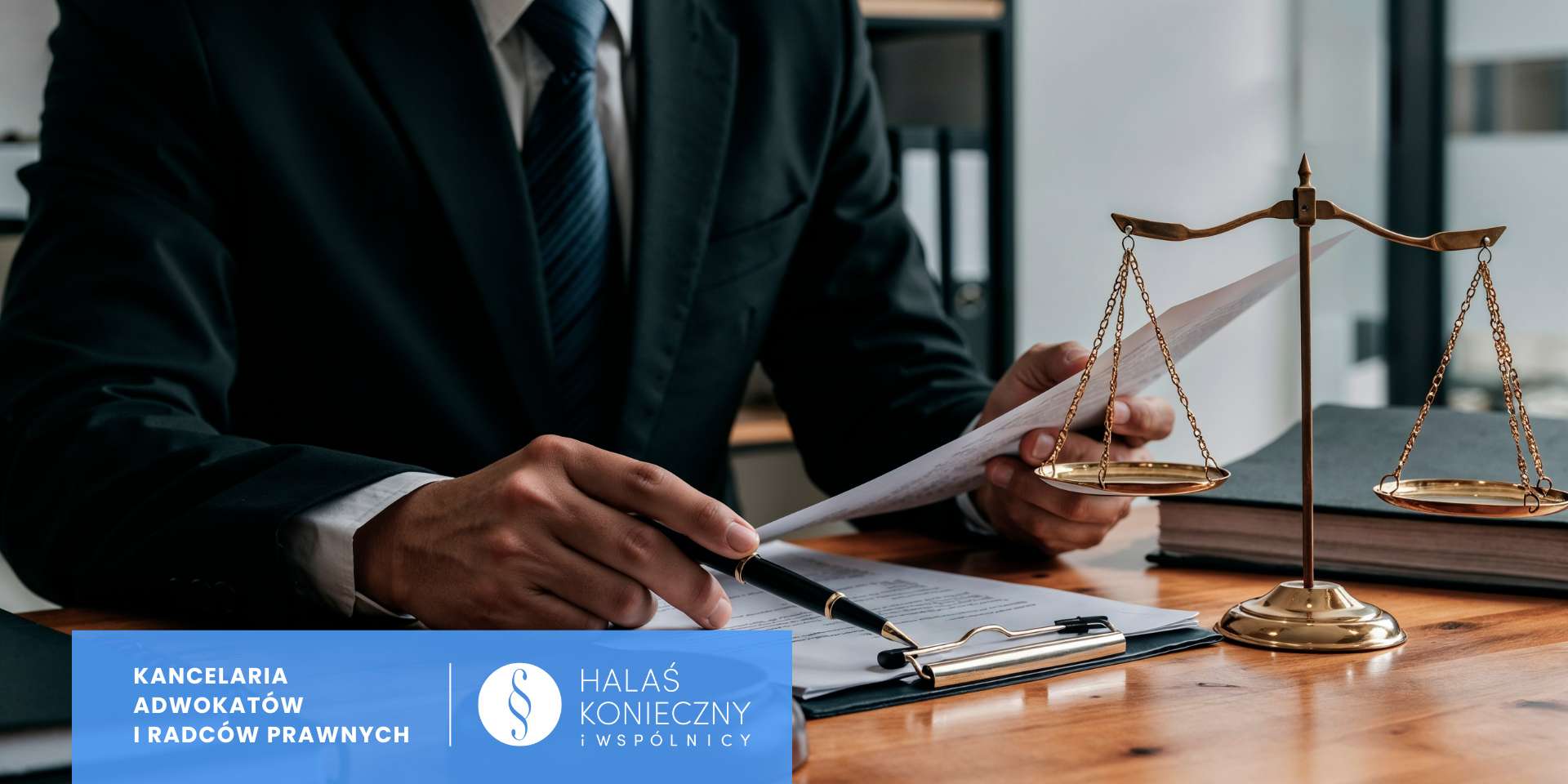 Kancelaria prawna, prawnik przy biurku, analiza dokumentacji, w tle złota waga