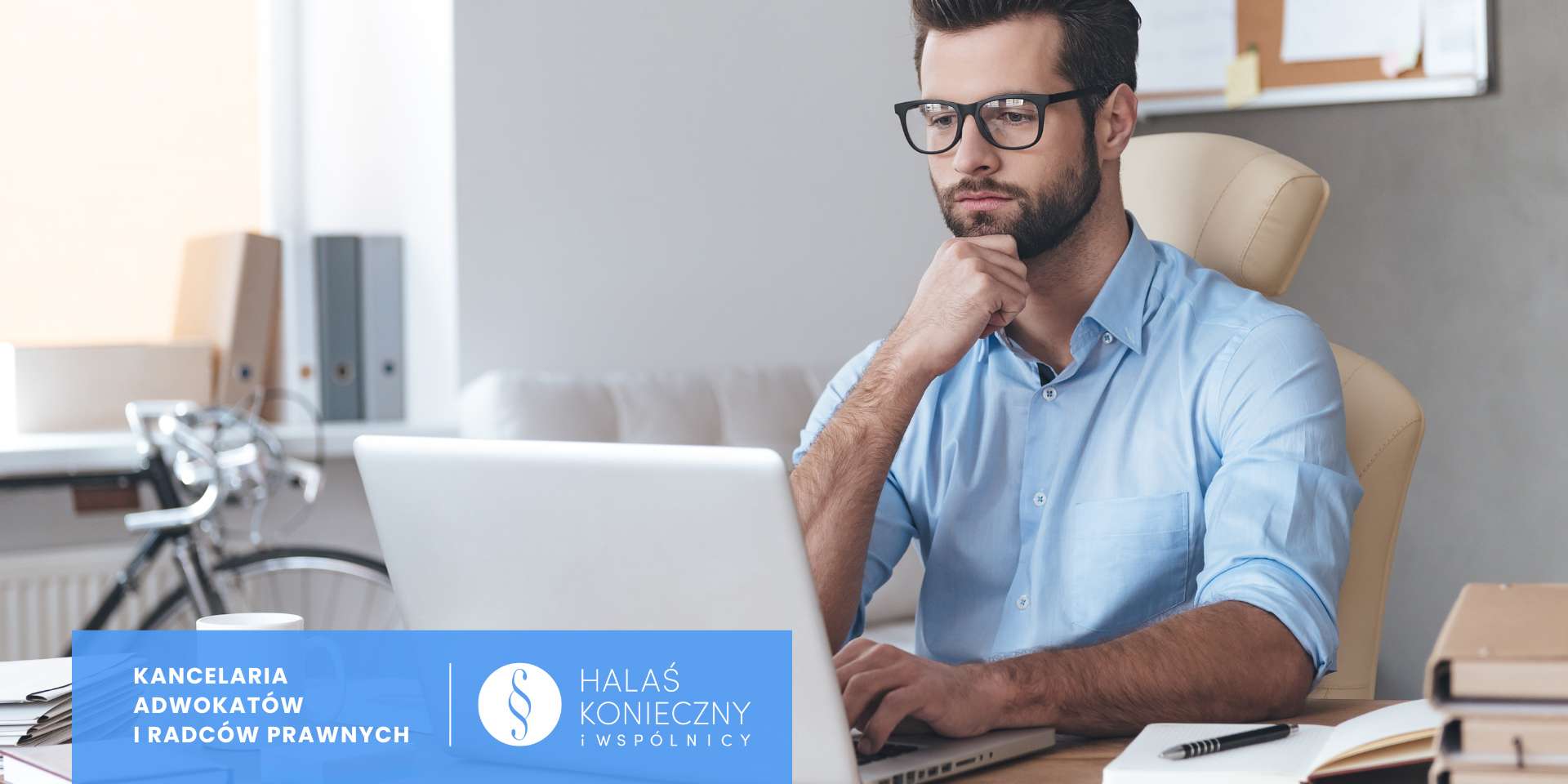 Osoba korzystająca z laptopa