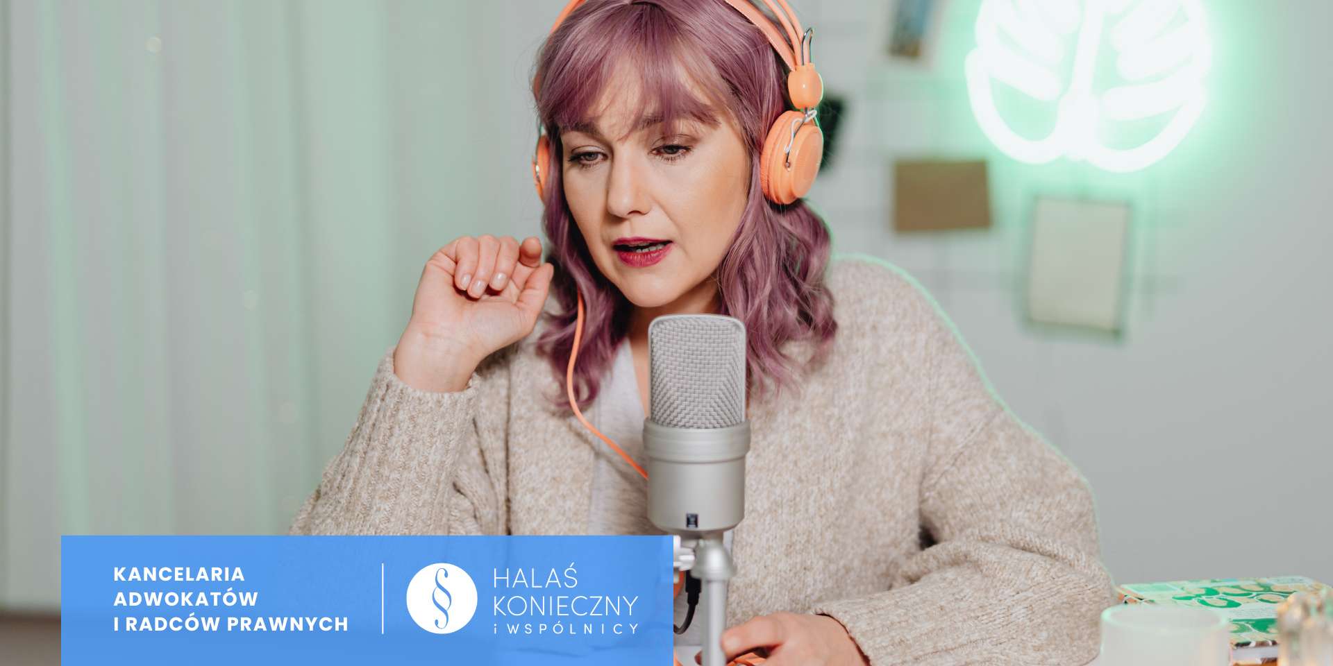 Podcasterka podczas nagrań odcinka