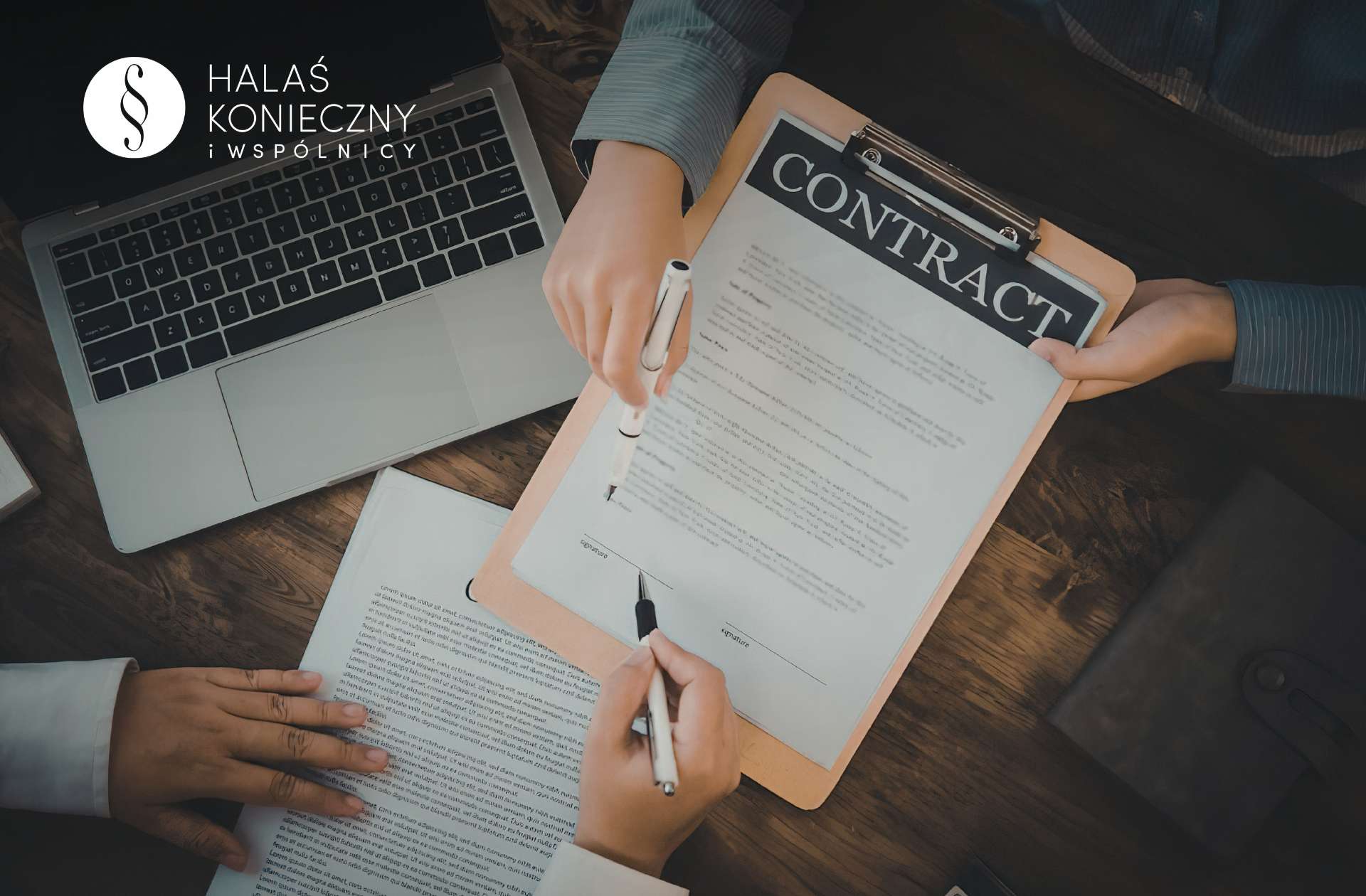 Laptop, dwie osoby, podpisywanie umowy