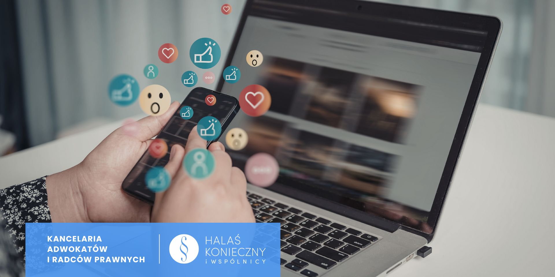 Osoba korzystająca ze smartfona obok laptopa, nad którym unoszą się kolorowe ikony społecznościowe; niebieski baner kancelarii u dołu widnieje nazwa „Kancelaria Adwokatów i Radców Prawnych Halas Konieczny i wspólnicy”.